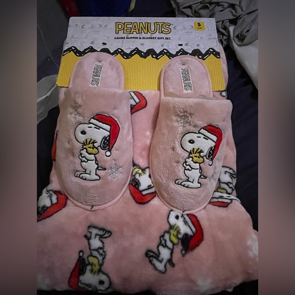 Snoopy slipper and blanket set